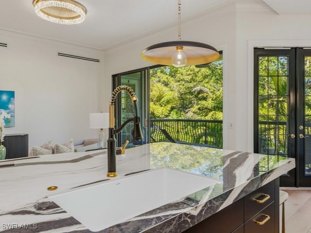 705 10th ST S 202, Naples, FL 34102