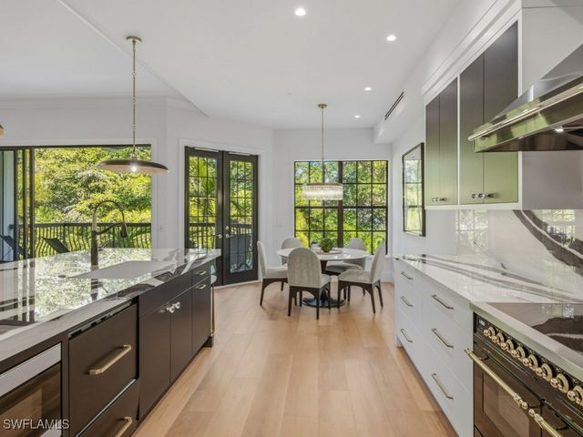 705 10th ST S 202, Naples, FL 34102