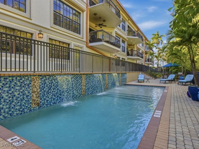 705 10th ST S 202, Naples, FL 34102