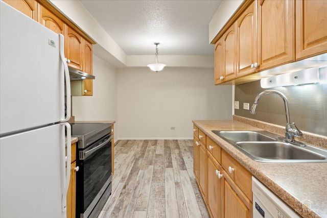 909 Buccaneer Drive 3, Schaumburg, IL 60173