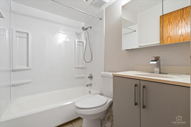 909 Buccaneer Drive 3, Schaumburg, IL 60173
