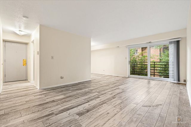 909 Buccaneer Drive 3, Schaumburg, IL 60173