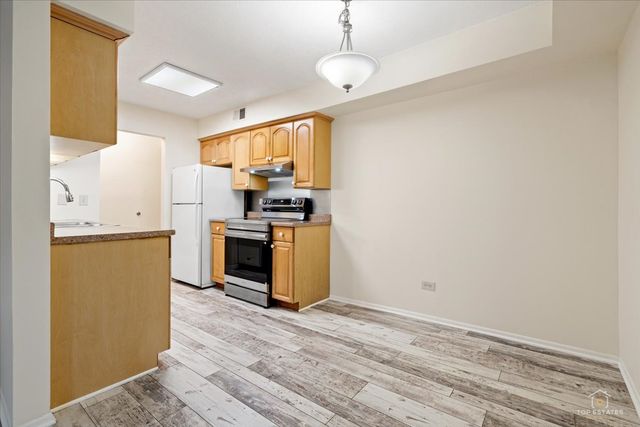 909 Buccaneer Drive 3, Schaumburg, IL 60173