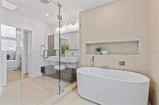 1563 EDEN ISLE BOULEVARD NE, St Petersburg, FL 33704