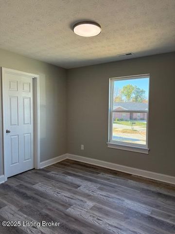 5421 Mt Holyoke Dr, Louisville, KY 40216