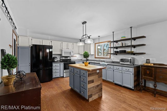 506 Foxfire Drive, Howell, MI 48843