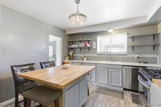 17005 Collinson Avenue, Eastpointe, MI 48021