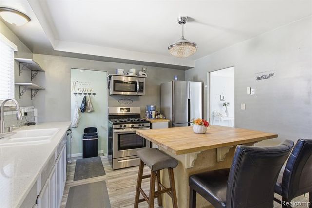 17005 Collinson Avenue, Eastpointe, MI 48021