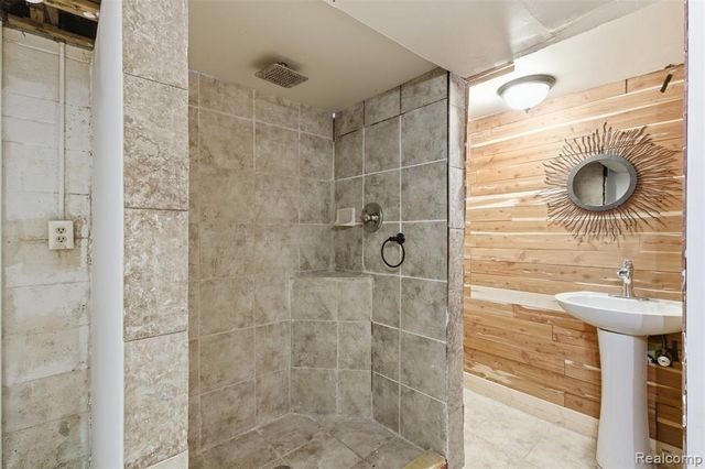 17005 Collinson Avenue, Eastpointe, MI 48021