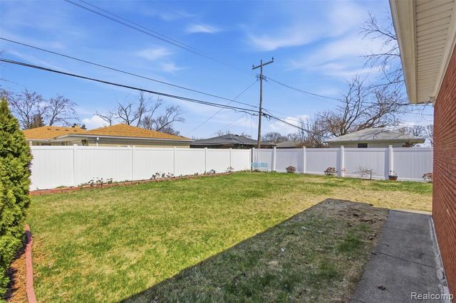 17005 Collinson Avenue, Eastpointe, MI 48021