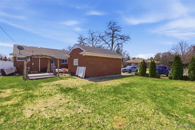 17005 Collinson Avenue, Eastpointe, MI 48021