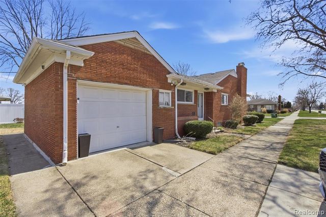 17005 Collinson Avenue, Eastpointe, MI 48021