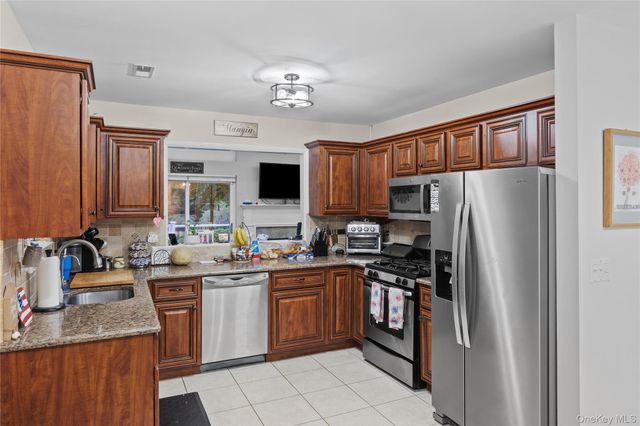 1 Pidgeon Court, Manorville, NY 11949