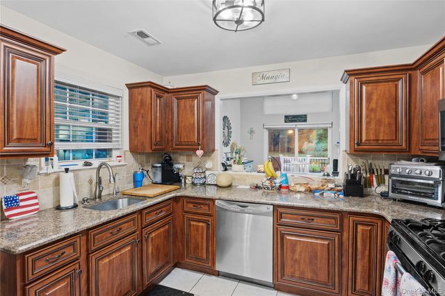 1 Pidgeon Court, Manorville, NY 11949