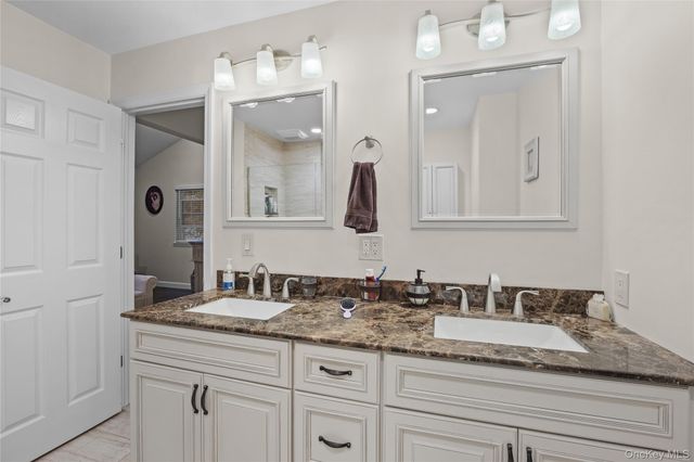 1 Pidgeon Court, Manorville, NY 11949
