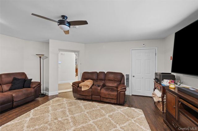1 Pidgeon Court, Manorville, NY 11949
