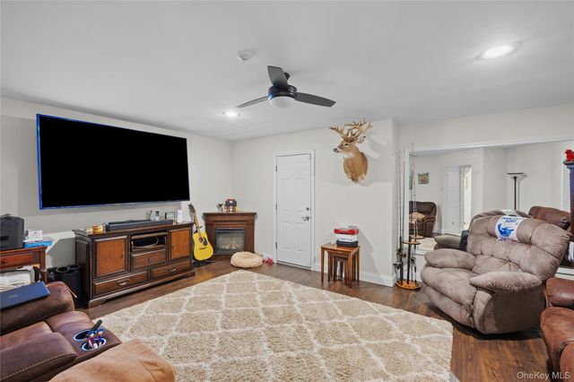 1 Pidgeon Court, Manorville, NY 11949