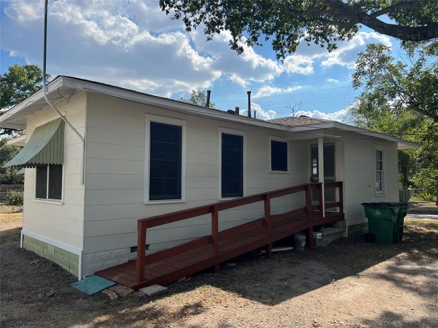 606 W 11th ST, Taylor, TX 76574