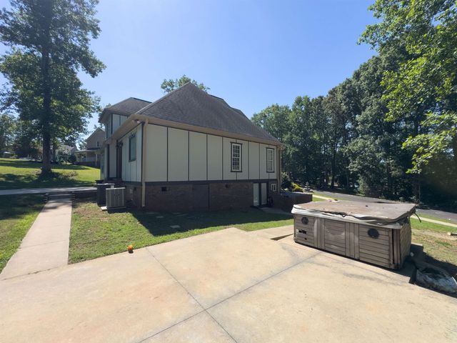 102 Point Bluff Court, Inman, SC 29349
