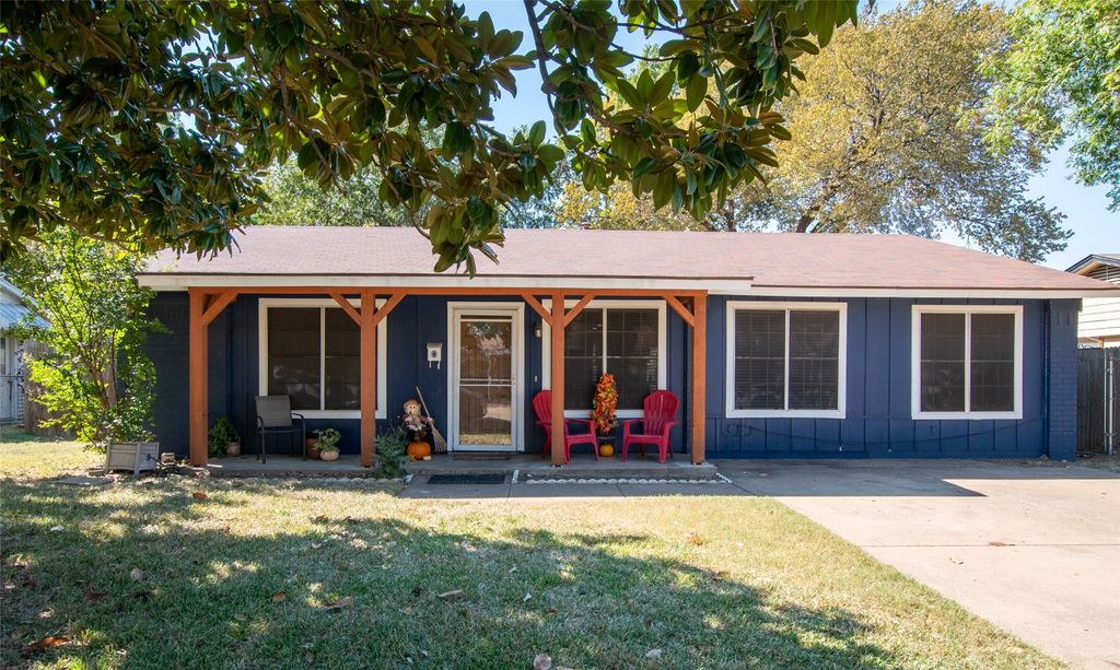 704 Clover Park Drive, Arlington, TX 76013