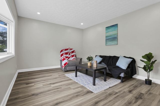 8 Summit Glen Road SW, Pataskala, OH 43062