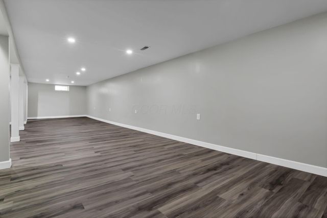 8 Summit Glen Road SW, Pataskala, OH 43062