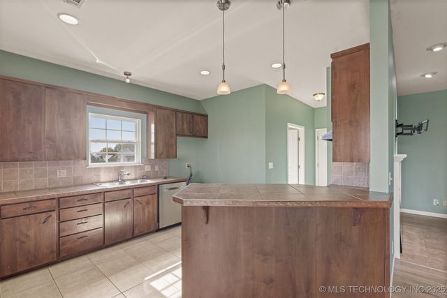 108 W 135th Street North, Skiatook, OK 74070