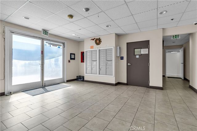 15435 Vanowen Street 102, Van Nuys, CA 91406