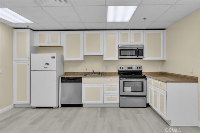 15435 Vanowen Street 102, Van Nuys, CA 91406