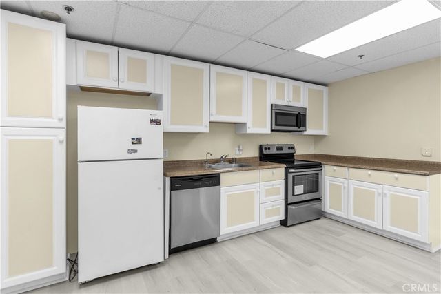 15435 Vanowen Street 102, Van Nuys, CA 91406