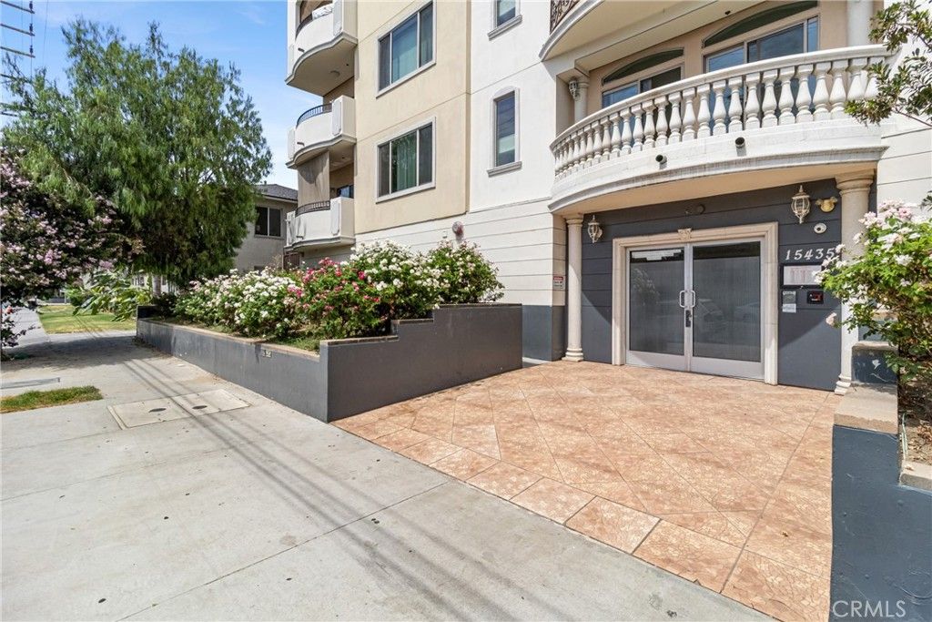 15435 Vanowen Street 102, Van Nuys, CA 91406