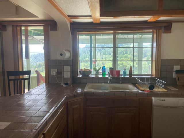 2722 Island Mountain Road, Garberville, CA 95542