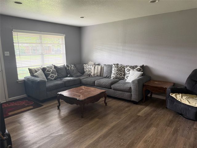 13206 Blossomheath Lane, Dallas, TX 75240