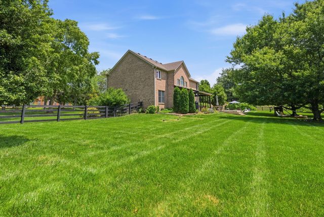 5002 Lupreese Lane, Versailles, KY 40383