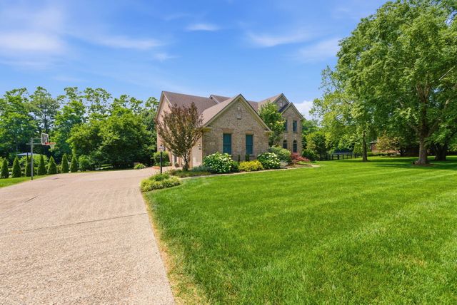 5002 Lupreese Lane, Versailles, KY 40383
