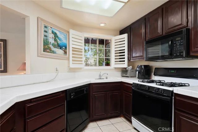 24441 Hillsdale Avenue 116, Laguna Hills, CA 92653