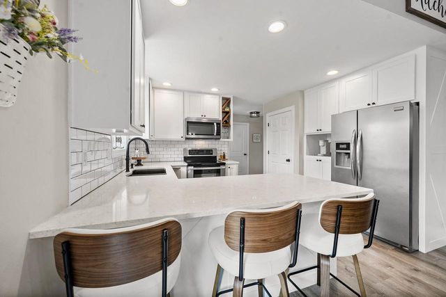 2067 ELVIRA WAY, Green Bay, WI 54313
