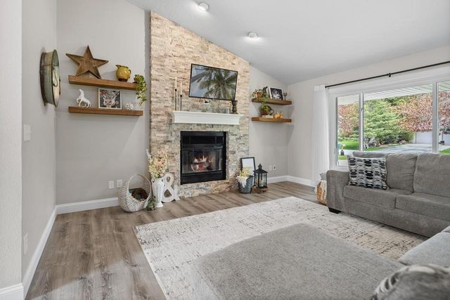 2067 ELVIRA WAY, Green Bay, WI 54313