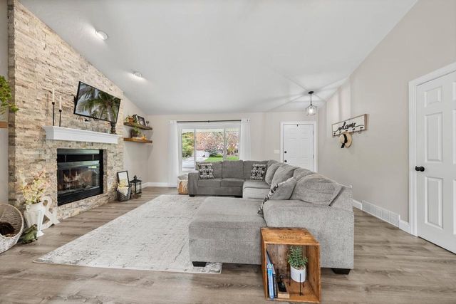 2067 ELVIRA WAY, Green Bay, WI 54313