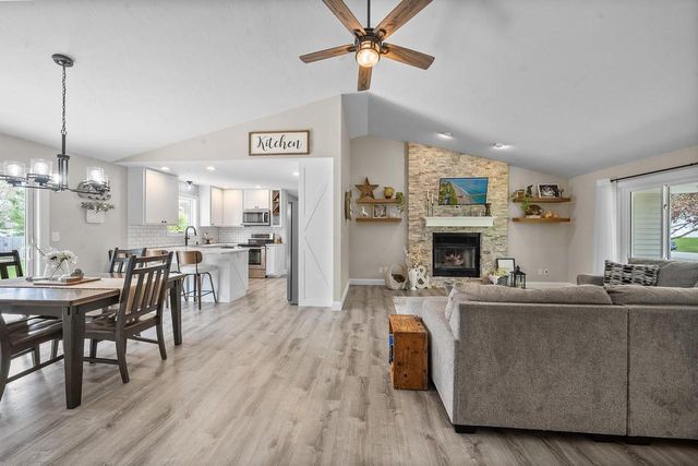 2067 ELVIRA WAY, Green Bay, WI 54313