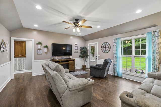 77 Shady Acres Ln, Tullahoma, TN 37388