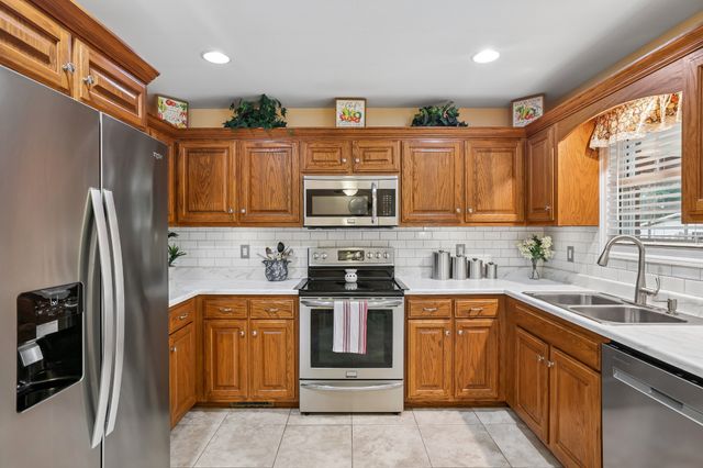 77 Shady Acres Ln, Tullahoma, TN 37388