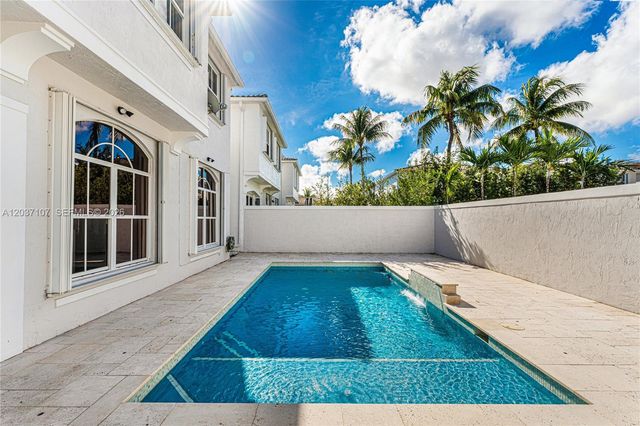 21156 NE 33rd Avenue, Aventura, FL 33180