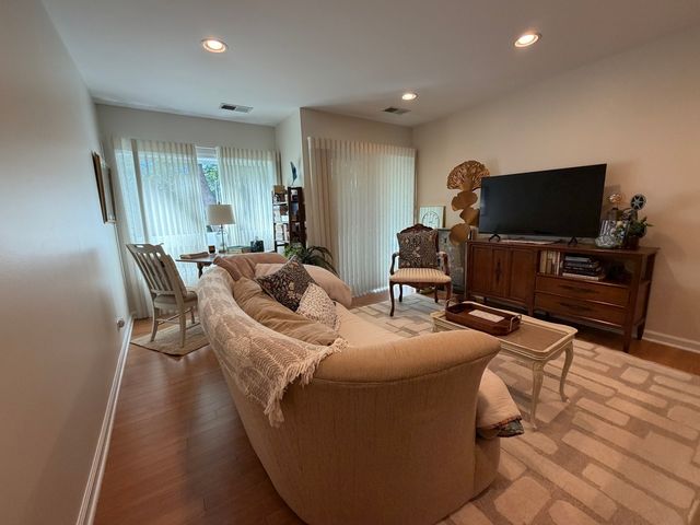 1635 N Milwaukee Avenue 105, Libertyville, IL 60048