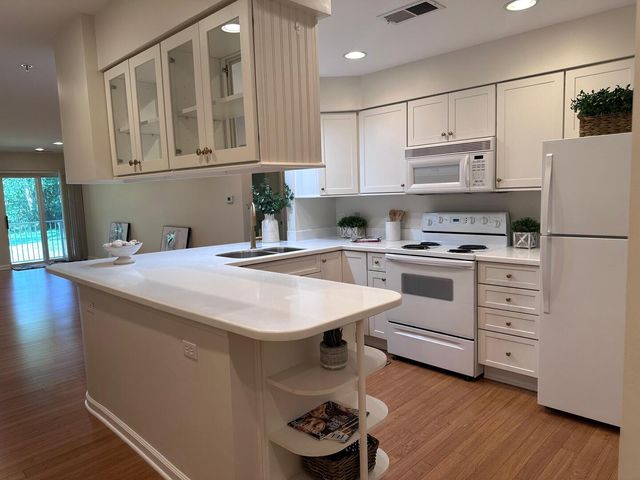 1635 N Milwaukee Avenue 105, Libertyville, IL 60048