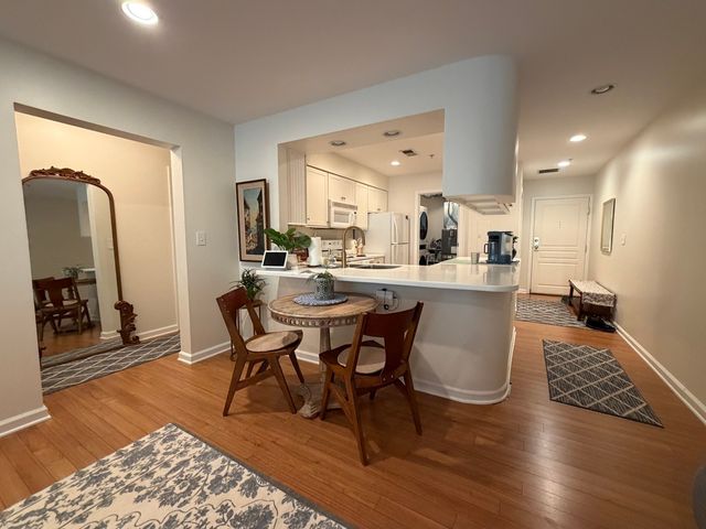 1635 N Milwaukee Avenue 105, Libertyville, IL 60048