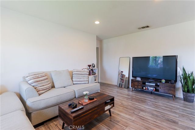 212 W Victoria, Rialto, CA 92376
