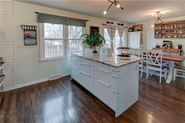 14747 S Homestead Drive, Olathe, KS 66062