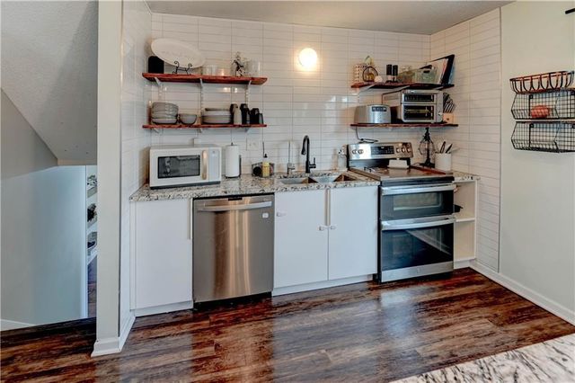 14747 S Homestead Drive, Olathe, KS 66062