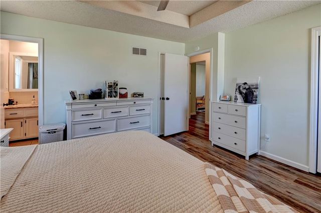 14747 S Homestead Drive, Olathe, KS 66062